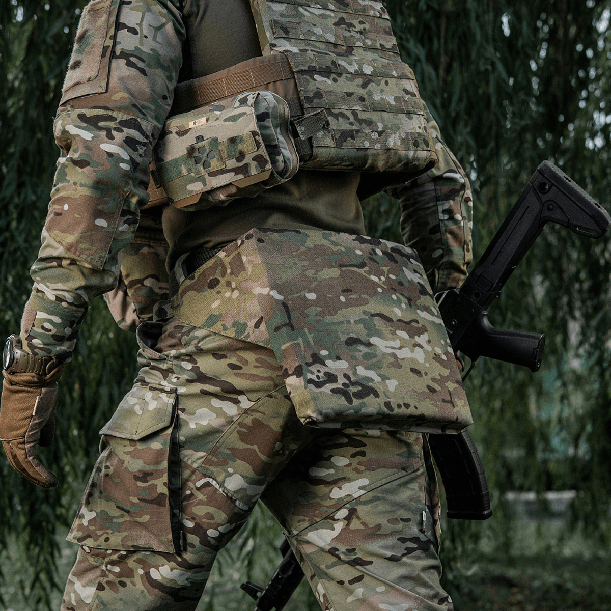 M-Tac Siddeunderlag med Bælte – Multicam i felten, ideel til beskyttelse mod kulde og fugt for soldater og friluftsentusiaster.