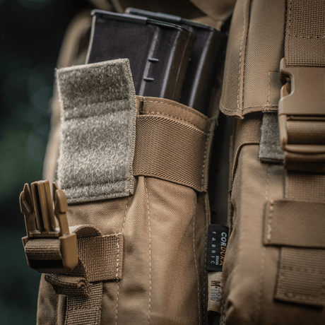 M-Tac kaksilipaslaukku Fastex-lukolla AR- ja AK-lipaille, valmistettu kestävästä Cordura 500D:stä kestävyyttä ja toiminnallisuutta varten.