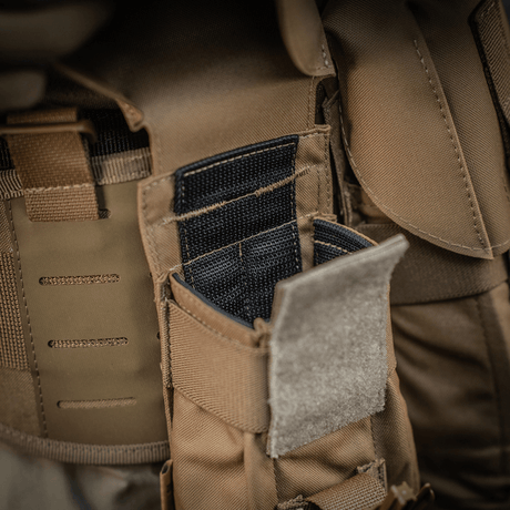 M-Tac kaksilipaslaukku Fastex-lukolla AR/AK-lipaille, valmistettu kulutusta kestävästä Cordura 500D:stä, sopii sotilaskäyttöön.