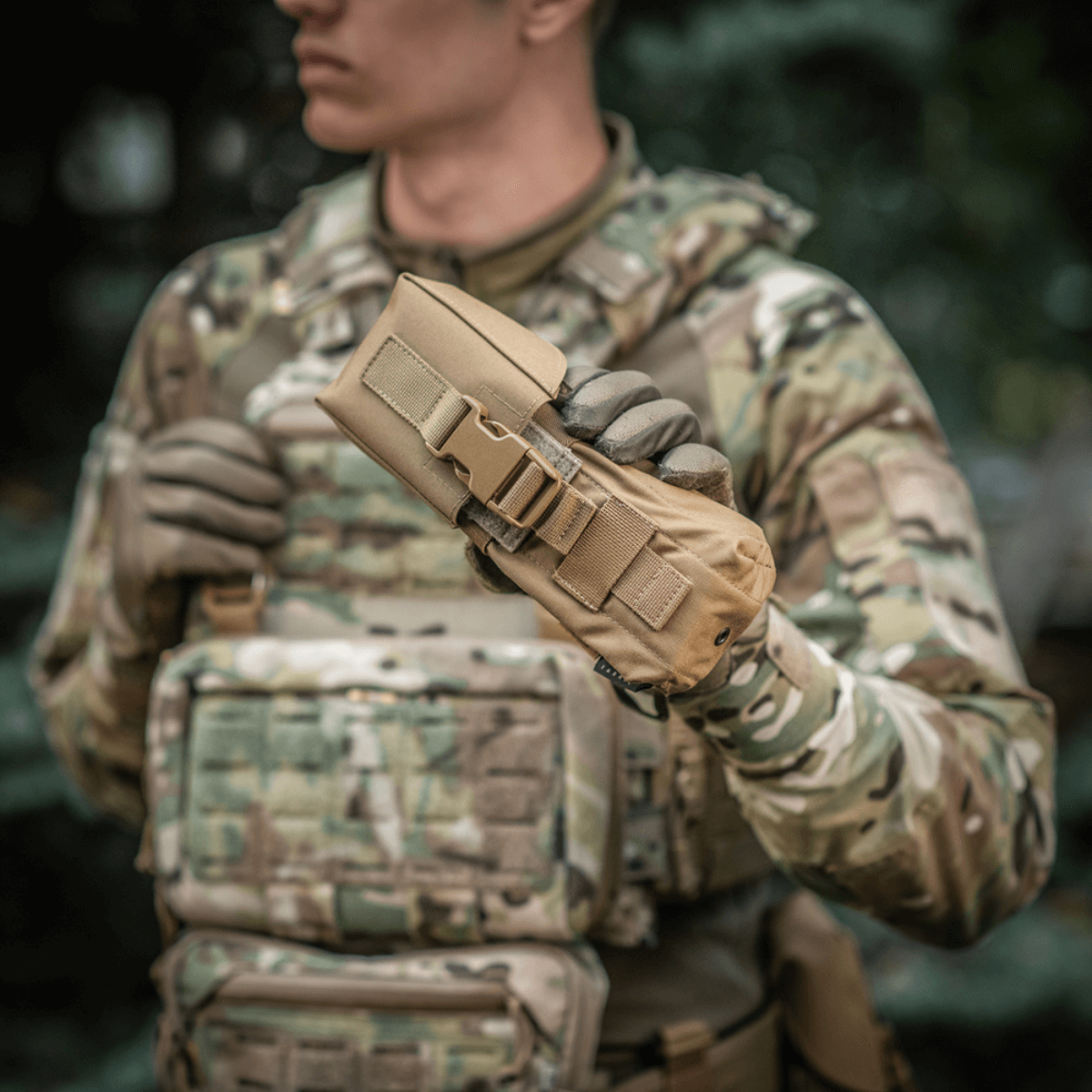 M-Tac Dobbelt Magasin Taske med Fastex Lukning i brug af person i militæruniform for hurtig adgang til magasiner