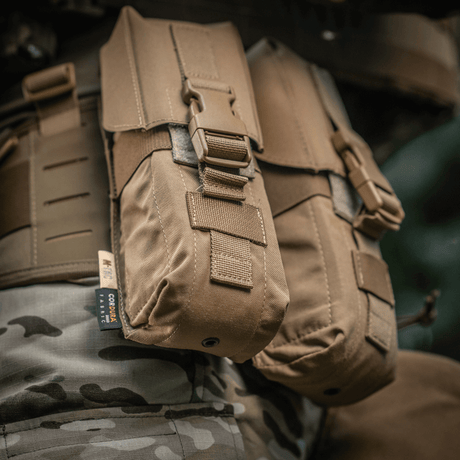 M-Tac kaksilipaslaukku Fastex-lukolla AR- ja AK-lipaille, robusti Cordura 500D käytössä ulkona.