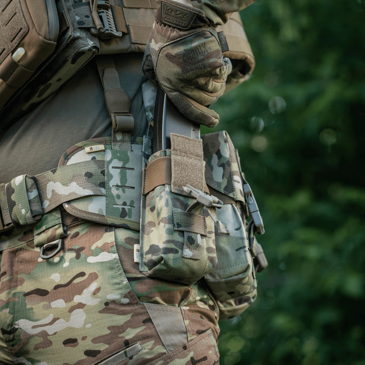 M-Tac Dobbelt Magasin Taske med Fastex Lukning på taktisk bælte i brug, ideel til AR- og AK-magasin opbevaring og transport.