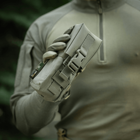 Sotilas pitää M-Tac kaksiosaista lipastaskua Fastex-sululla kestävästä Cordura 500D -materiaalista