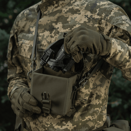 Soldat bruger M-Tac Taske til Natkikkert PVS-14 i camouflageuniform i naturen, viser praktisk opbevaring til natkikkerter.
