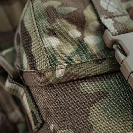 Nærbillede af M-Tac Taske til Natkikkert PVS-14 med camo-mønster og fastex-lukning til sikker opbevaring af natkikkerter.