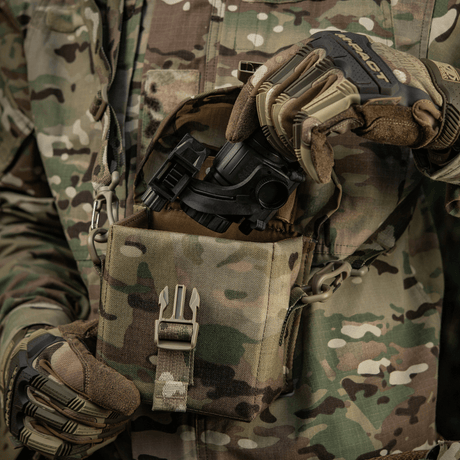 M-Tac Taske til Natkikkert PVS-14 i brug af soldat, der viser taskens opbevaringsfunktion med natkikkert i naturmiljø.