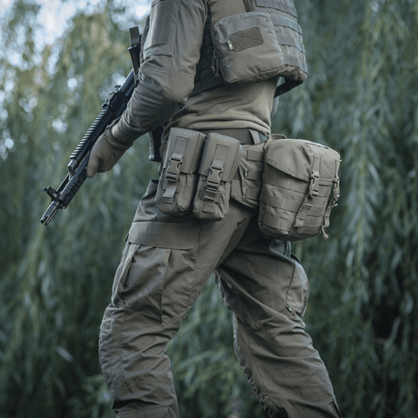 Taktisk udstyr med M-Tac War Belt ARMOR i aktion, bæltet er udstyret med MOLLE-webbing til kampopgaver i naturmiljøer.