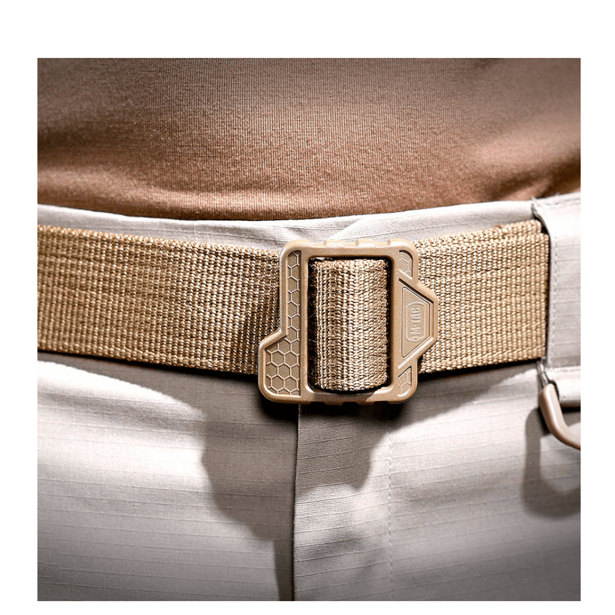 M-Tac Double Duty Taktisk Bælte Hex i brug med holdbart design til taktiske opgaver, viser robusthed og funktionalitet.