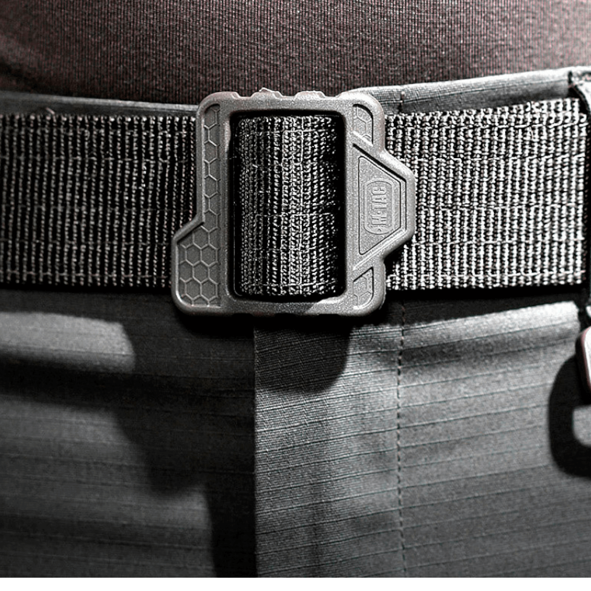 M-Tac Double Duty Taktisk Bælte Hex i sort nylon til taktisk brug, med robust spænde for stabilitet og komfort. Velegnet til daglig og taktisk brug.