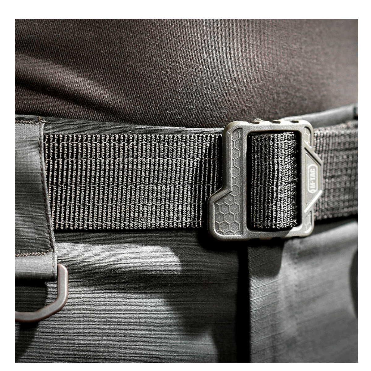 M-Tac Double Duty Taktisk Bælte Hex i sort nylon designet til holdbarhed og funktionalitet, ideelt til hverdag og taktiske opgaver.