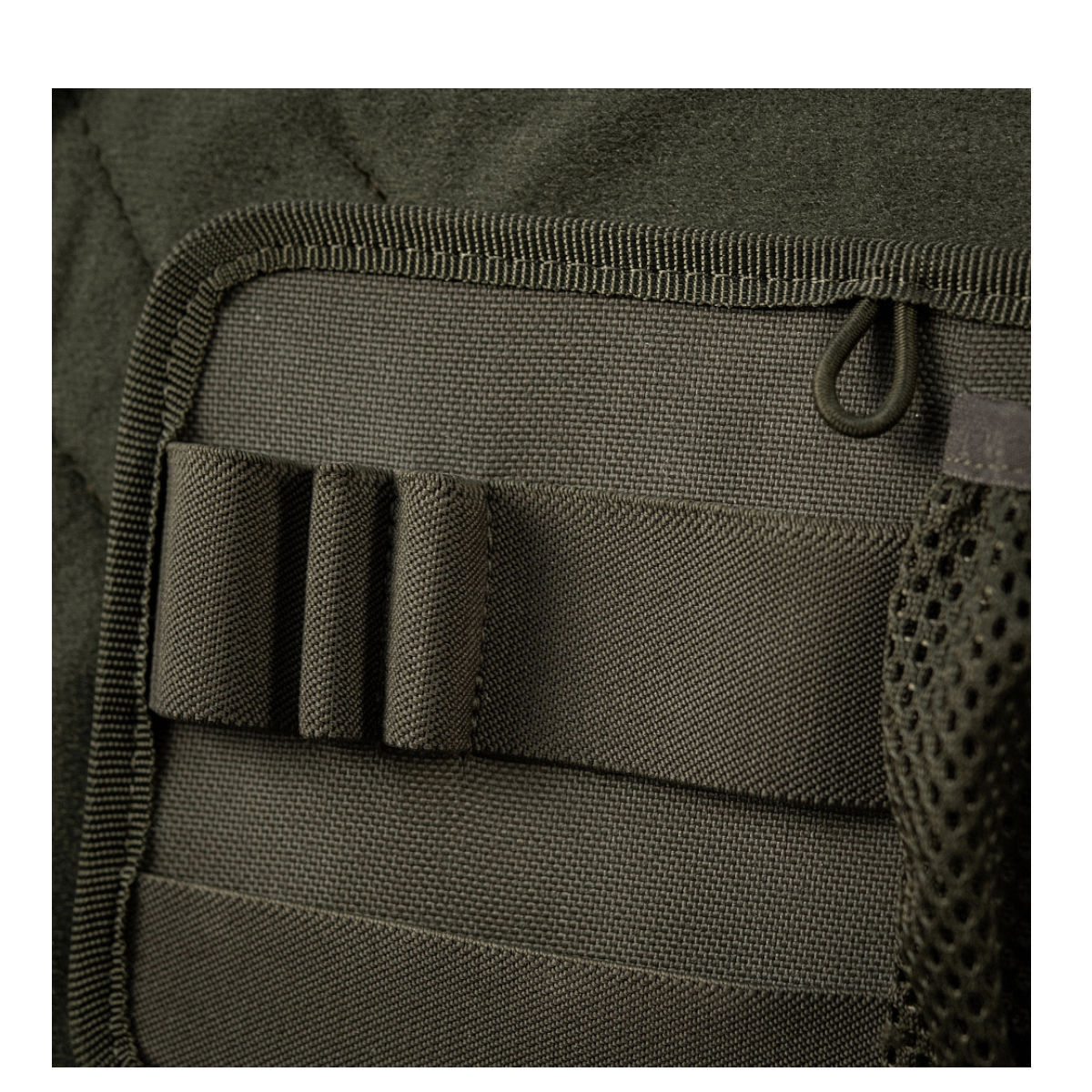 Nærbillede af M-Tac Hook & Loop Low Profile Admin Panel med elastiske fastgøringer til taktiske redskaber i en taske.