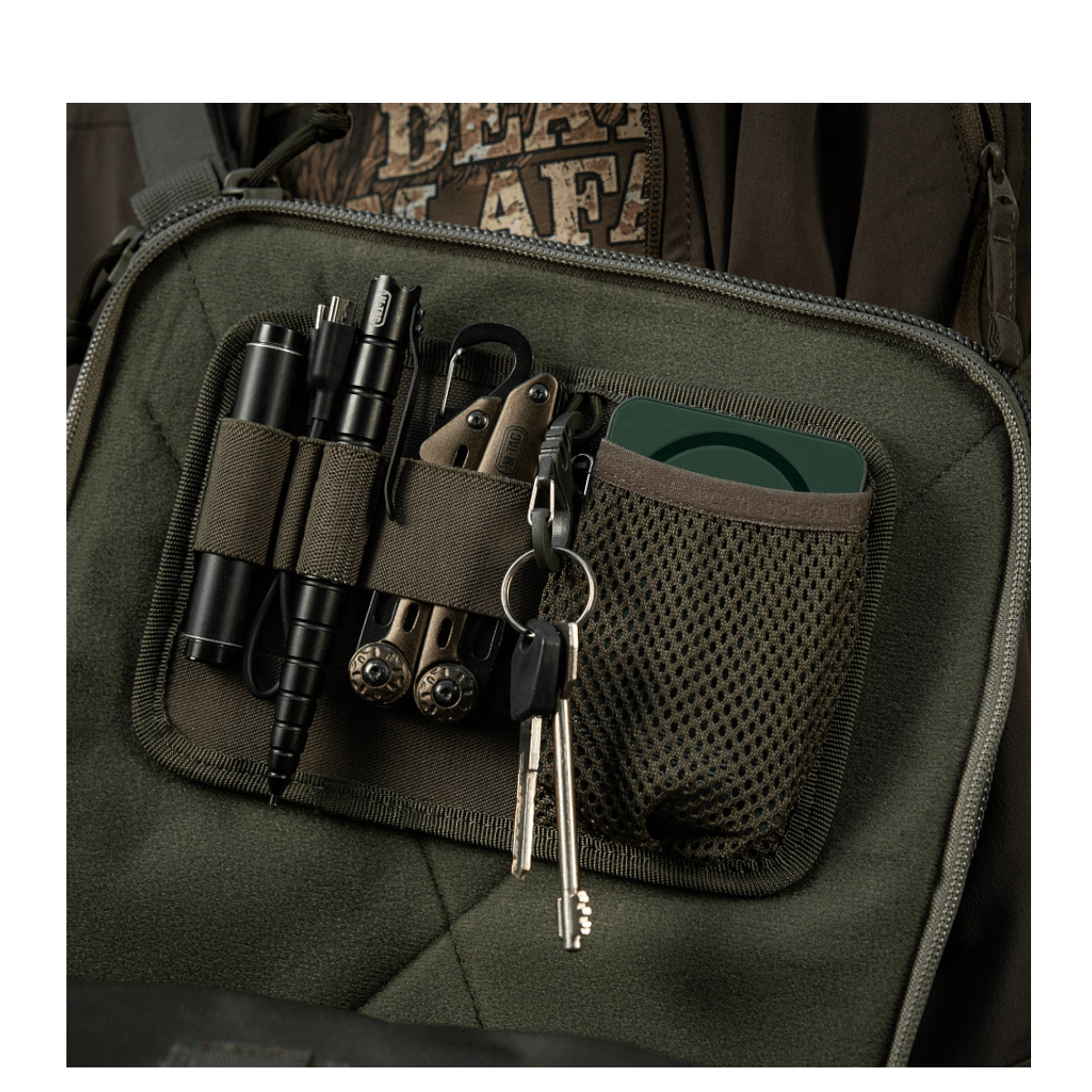 M-Tac Hook & Loop Low Profile Admin Panel i en taske, organiserer taktiske penne, lommelygter, multitools og nøgler på Velcro-panel.