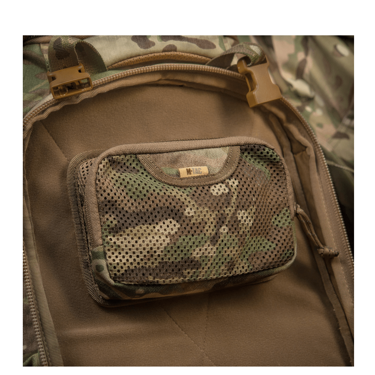 M-Tac Hook & Loop Utility Panel monteret i en camouflagerygsæk med lynlåslomme til organisering.