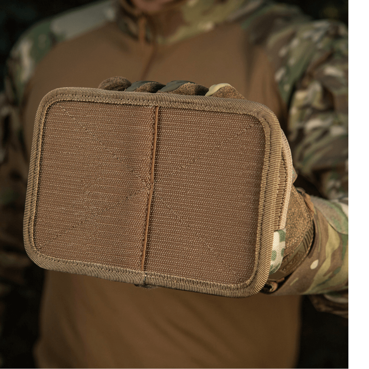 M-Tac Hook & Loop Utility Panel med hook-fastener, set foran i camouflagebaggrund.