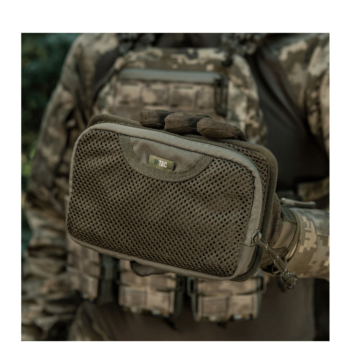 M-Tac Hook & Loop Utility Panel - modulært panel med mesh-lomme i brug på taktisk rygsæk, velegnet til organisering af småting.