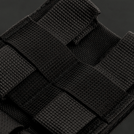 Lähikuva M-Tac Mag Drop Pouch Elite MOLLE-kiinnikkeistä turvalliseen lippaiden säilytykseen ja nopeaan tyhjennykseen.