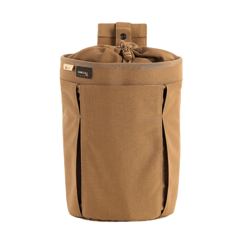 M-Tac Mag Drop Pouch Elite käytössä, suunniteltu sokeaan lippaiden vaihtoon MOLLE-kiinnikkeillä ja pikavapautusjärjestelmällä.