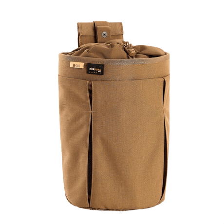 M-Tac Mag Drop Pouch Elite ruskeana, suunniteltu nopeaan lippaiden vaihtoon MOLLE-kiinnikkeillä ja pikavapautusjärjestelmällä.
