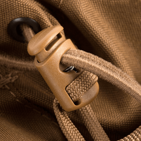 Lähikuva M-Tac Mag Drop Pouch Elite -sulusta vetonarun kiristyksellä ja MOLLE-kiinnityksellä.