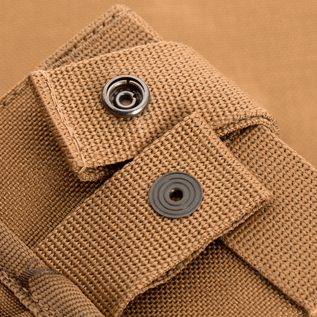 Lähikuva M-Tac Mag Drop Pouch Elite MOLLE-kiinnikkeistä ruskeassa värissä.