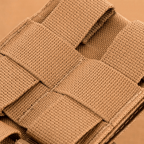 Lähikuva M-Tac Mag Drop Pouch Elite MOLLE-kiinnitteillä, suunniteltu turvalliseen sokeaan lippaiden vaihtoon.