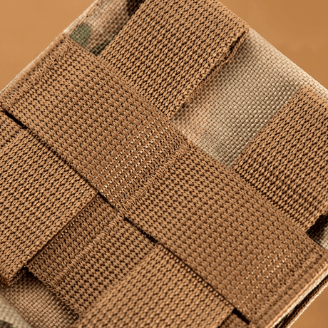 Lähikuva M-Tac Mag Drop Pouch Elite MOLLE-kiinnikkeistä, jotka pitävät lipaat ja varusteet paikallaan.