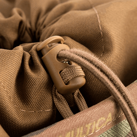 M-Tac Mag Drop Pouch Elite pikavapautusjärjestelmällä, suunniteltu turvalliseen säilytykseen ja nopeaan pääsyyn lippaisiin.