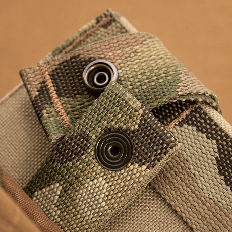 M-Tac Mag Drop Pouch Elite maastokuvioinnilla ja tukevilla napituksilla nopeaan pääsyyn ja turvalliseen kiinnitykseen.