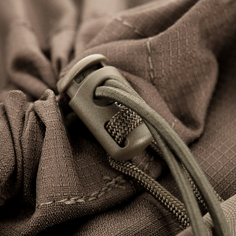 Lähikuva vedonarusta ja pikavapautusjärjestelmästä M-Tac Mag Drop Pouch Elite -taskussa.