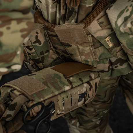 M-Tac Medical Pouch Elite Rip Off monteret på taktisk udstyr, let tilgængelig til nødsituationer, tilgængelighed og hurtig adgang.