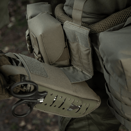 M-Tac Medical Pouch Elite Rip Off taktisk førstehjælpstaske udstyret på soldatens vest for hurtig adgang