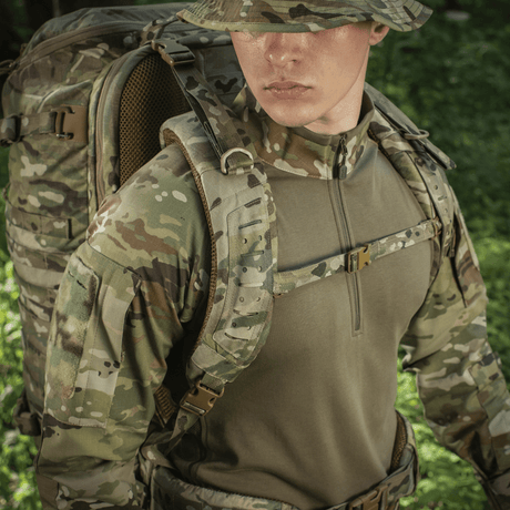 M-Tac Rygsæk Gen.II Elite Large bæres af person i camouflageuniform i skovmiljø