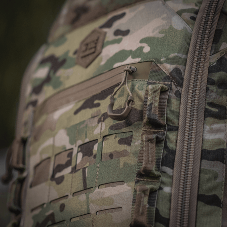 M-Tac Large Gen.IV Elite Cordura-reppu, maastokuvio, lähikuva kestävistä ja toiminnallisista yksityiskohdista.
