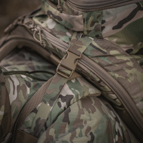 Lähikuva M-Tac Large Gen.IV Elite -repusta, maastokuvio ja tukevat olkahihnat Cordura-materiaalista.