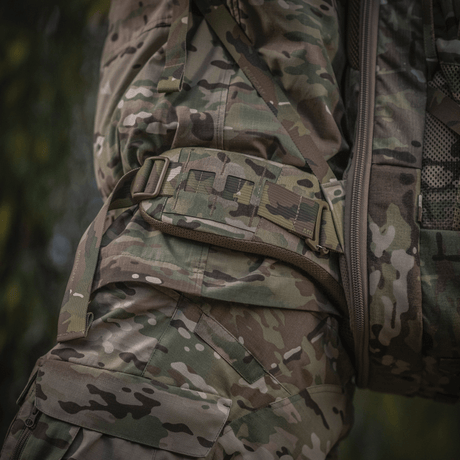 Lähikuva M-Tac Large Gen.IV Elite maastokuvioisena, korostaa kestäviä materiaaleja ja ergonomista muotoilua.