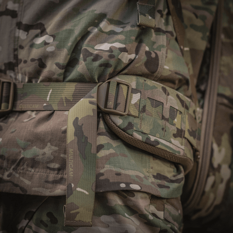M-Tac Large Gen.IV Elite maastokuvio, lähikuva kestävistä hihnoista ja soljista, Cordura-materiaalia.