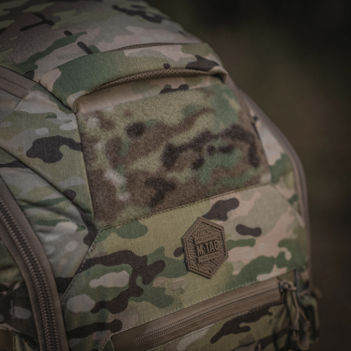 M-Tac Rygsæk Large Gen.IV Elite i camouflage mønster med holdbart Cordura-materiale, tæt på visning.