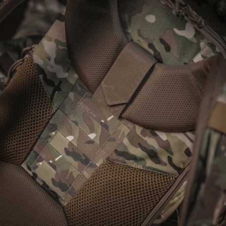 Yksityiskohta M-Tac Large Gen.IV Elite -repusta kulutusta kestävästä Cordura-materiaalista, ergonominen muotoilu, maastokuvio.
