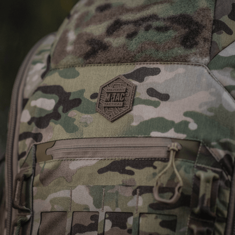 M-Tac Large Gen.IV Elite Cordura-reppu maastokuvioinnilla ja taskulla aseiden säilytykseen.