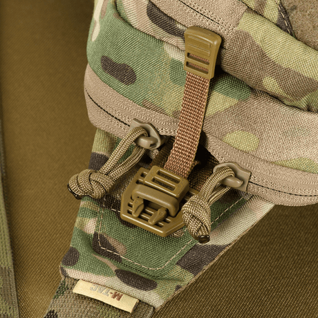 Lähikuva M-Tac Bat Wing Bag Elite maastokuvio ja vahvat soljet, valmistettu Cordura 500 MS -materiaalista.