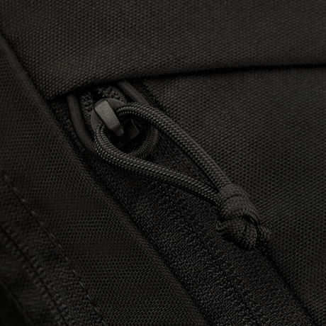 Nærbillede af lynlåsen på M-Tac Magnet XL Bag Elite, en praktisk skuldertaske med innovativ magnetlås og velcro-panel.