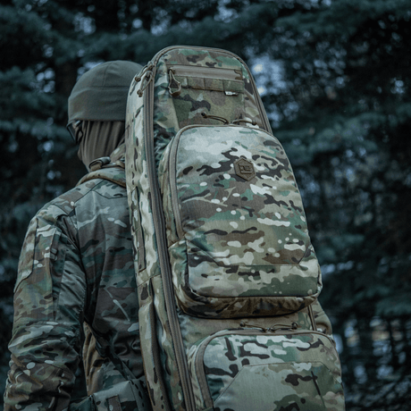 Metsästäjä kantaa camo M-Tac Gun Backpack Case 125 cm Gen.II Eliteä metsässä