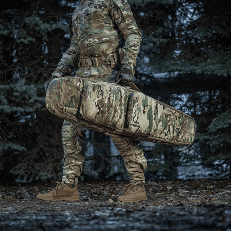 Sotilas kantaa M-Tac Gun Backpack Case 125 cm Gen.II Eliteä metsässä camo-univormussa