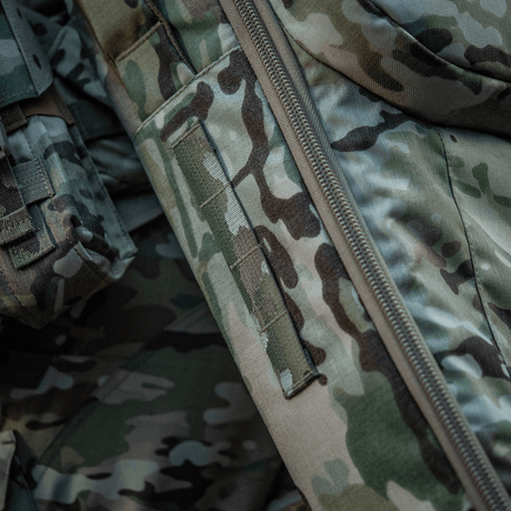 Yksityiskohta M-Tac Gun Backpack Case 125 cm Gen.II Elite:stä camokankaassa, korostaa Cordura-materiaalia ja vetoketjua