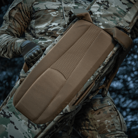 M-Tac Gun Backpack Case 125 cm Gen.II Elite käytössä camovarusteiden kanssa, ergonomisesti pehmustettu selkäpaneeli, sopiva asekuljetukseen