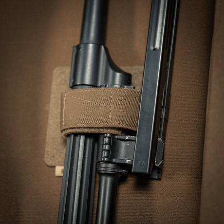 Lähikuva sisäisestä kiinnityksestä M-Tac Gun Backpack Case 125 cm Gen.II Elite:ssä, näyttää tukevan pehmustuksen ja hihnat säilytykseen