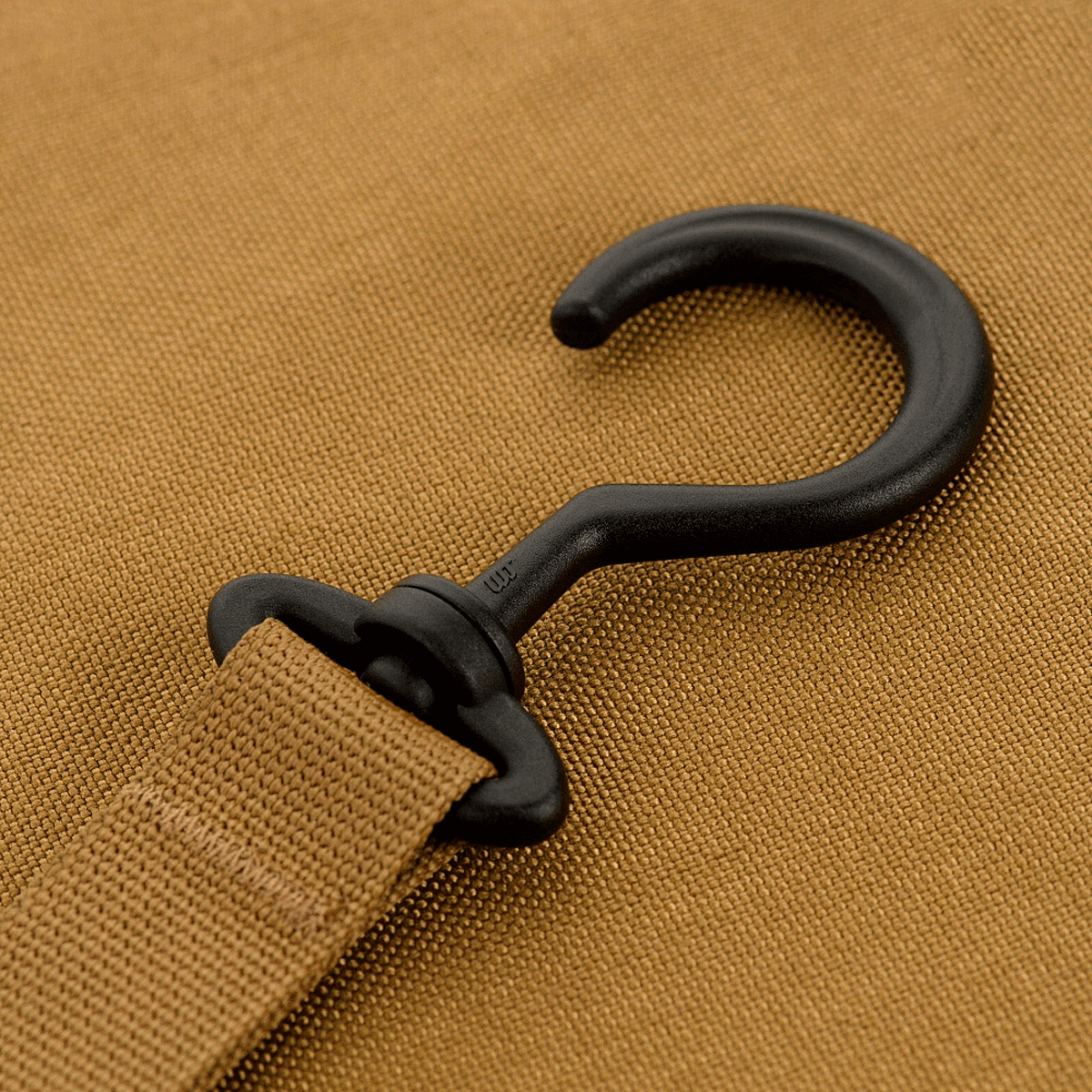 Krogdetalje af M-Tac Toilettaske Elite Gen.II, designet til praktisk opbevaring af rejsetilbehør og hygiejneartikler.