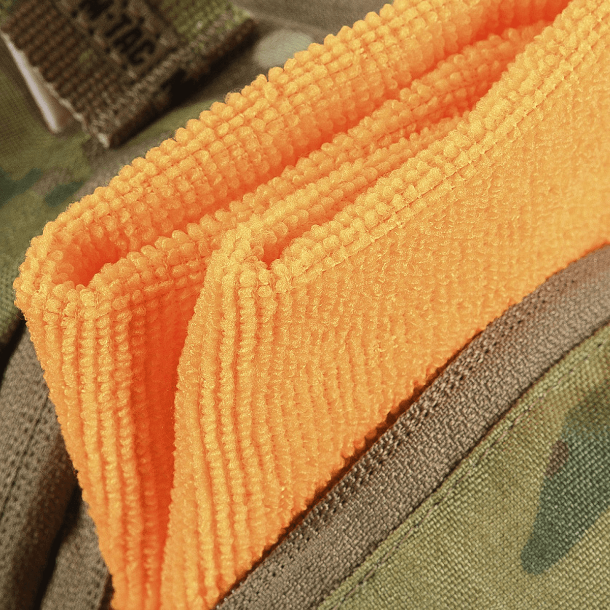 M-Tac Toilettaske Elite Gen.II med orange håndklæde til opbevaring af hygiejneartikler i en kompakt og organiseret taske.