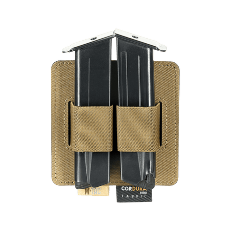 M-Tac Double Mag Pouch Hook Backed Magazine, kaksi mustaa lippaa ruskeassa taskussa, Velcro-kiinnitys, edestä nähtynä.