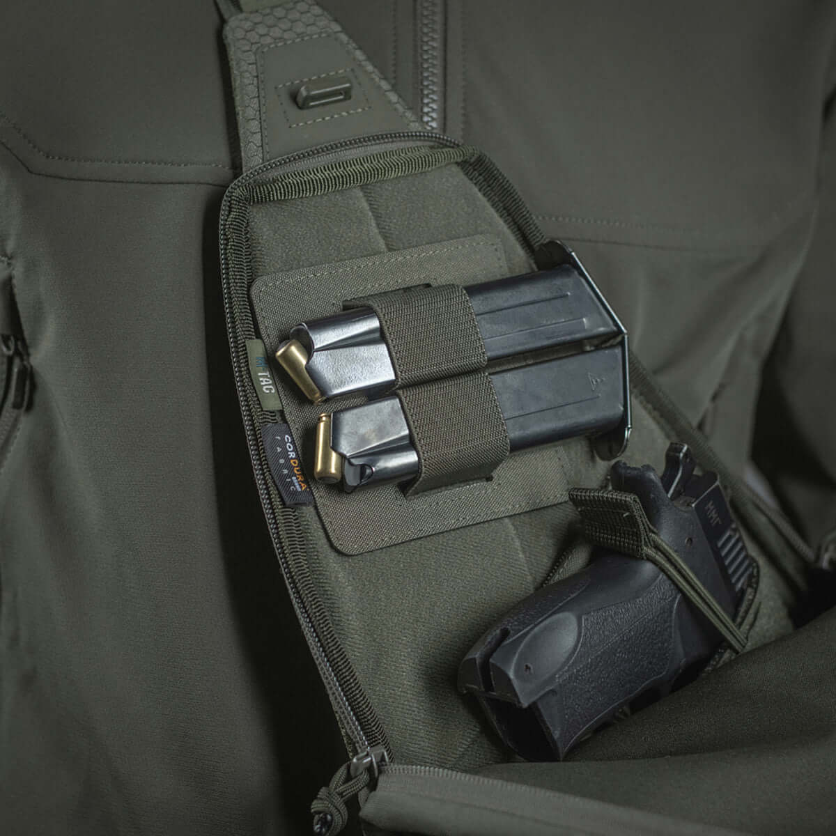 M-Tac Double Mag Pouch Hook Backed Magazine holder to magasiner med velcro fastgørelse i en taske lomme, perfekt til bærekomfort.
